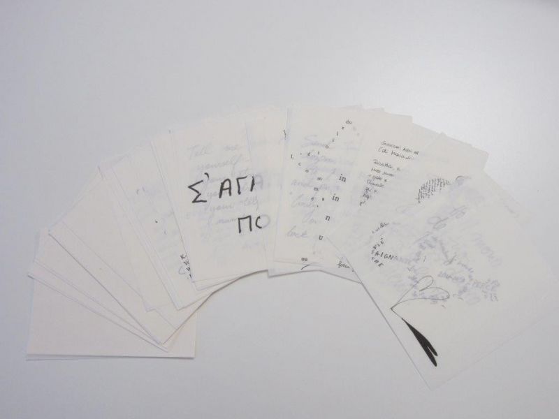 Zettel Z 6: Bedruckter und unbedruckter Zettelsatz für Ingo Maurer Leuchte, Nahaufnahme der handbeschriebenen Blätter.